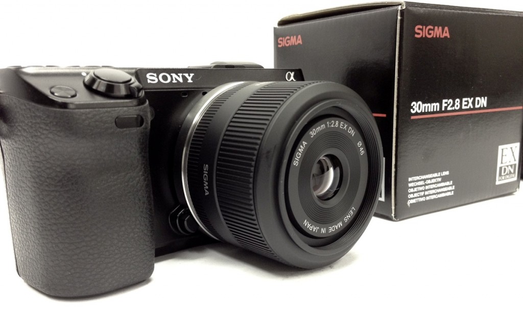 Sony Alpha NEX 7 Compact System Camera with Sigma 30mm F2.8 lens